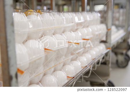 超市蛋區裡一排排的白蛋 超市蛋區裡一排排的白蛋 128522097