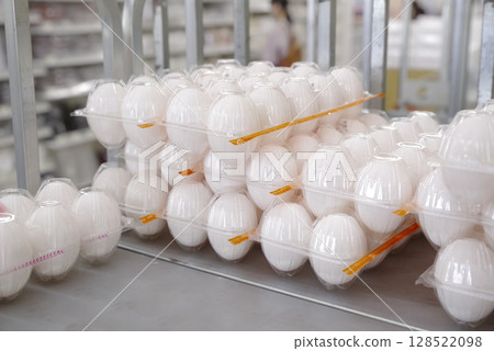 超市蛋區裡一排排的白蛋 128522098