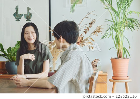 一對年輕夫婦在客廳裡放鬆 128522110