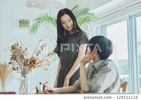 一對年輕夫婦在客廳裡放鬆 128522118