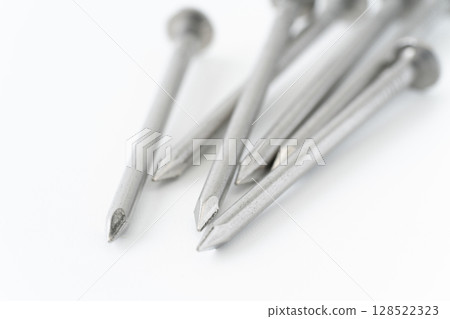 白色背景上圓形釘尖的特寫 128522323