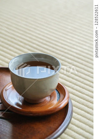 在日式室內環境享用一杯日本茶 128522611