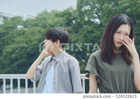 心情嚴肅的夫婦 心情嚴肅的夫婦 128522623