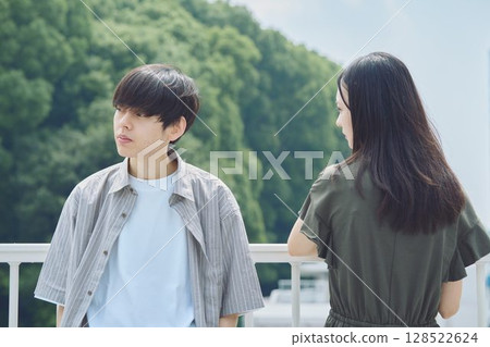 心情嚴肅的夫婦 128522624