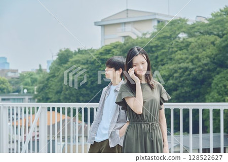 心情嚴肅的夫婦 128522627