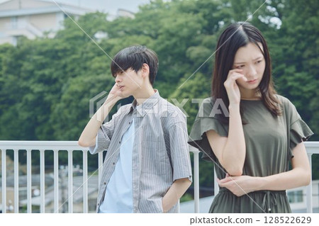 心情嚴肅的夫婦 128522629