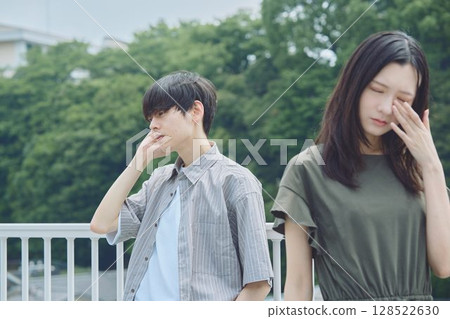 心情嚴肅的夫婦 128522630