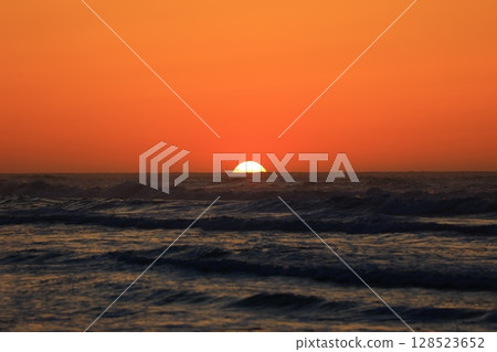 beautiful beach sunrise 128523652