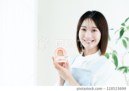 牙科工作人員拿著牙齒模型 128523699