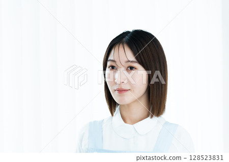 穿著制服的年輕女子 128523831