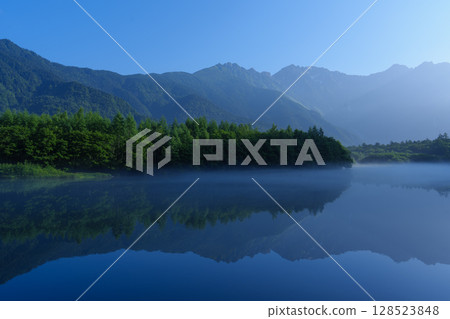 七月的上高地:從大正池眺望穗高山脈 七月的上高地:從大正池眺望穗高山脈 128523848