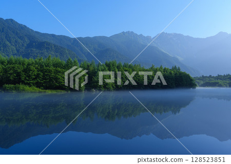 Kamikochi in July: The Hotaka mountain range seen from Taisho Pond 128523851