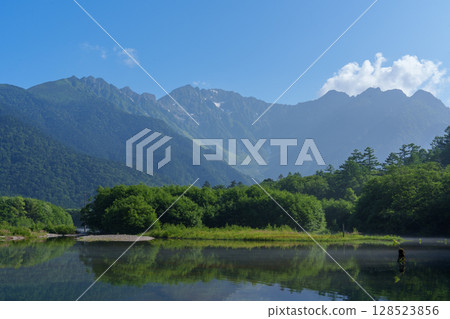 Kamikochi in July: The Hotaka mountain range seen from Taisho Pond 128523856