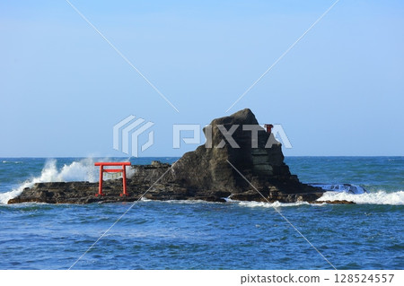 紅色的鳥居和藍色的大海 128524557