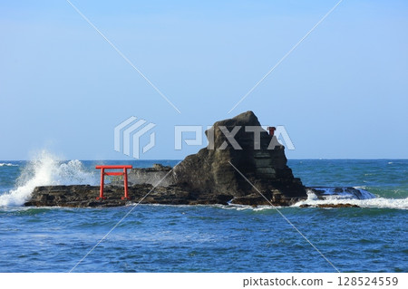 紅色的鳥居和藍色的大海 128524559