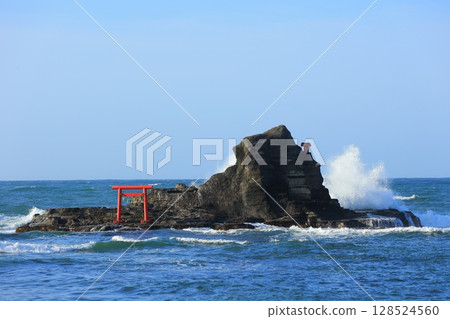 Red torii gate and blue sea 128524560