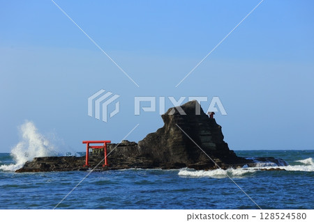 Red torii gate and blue sea Red torii gate and blue sea 128524580
