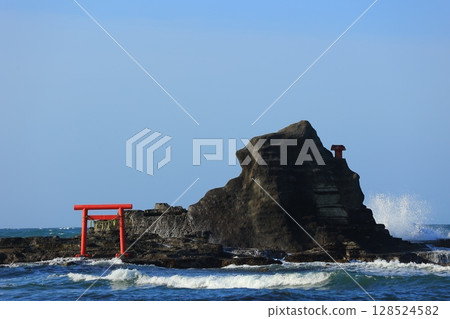 紅色的鳥居和藍色的大海 紅色的鳥居和藍色的大海 128524582