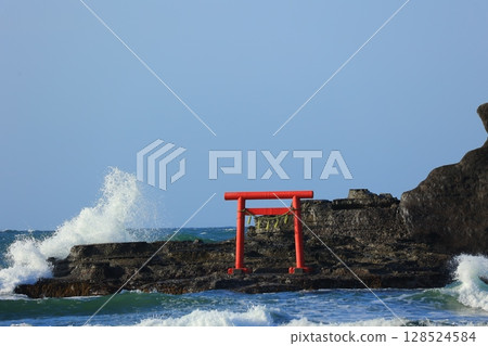 紅色的鳥居和藍色的大海 紅色的鳥居和藍色的大海 128524584