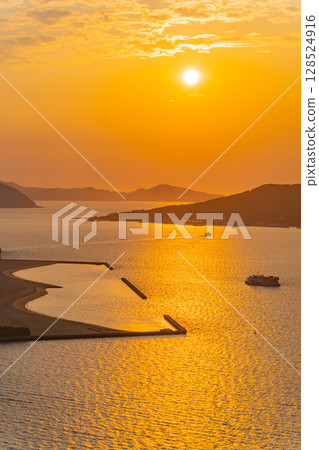 (Fukuoka Prefecture) Evening view of Hakata Bay from Fukuoka Tower 128524916