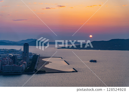 (Fukuoka Prefecture) Evening view of Hakata Bay from Fukuoka Tower 128524928