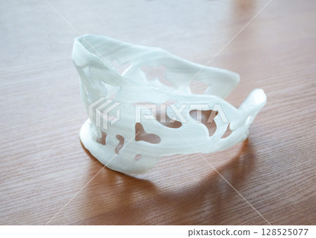 Plastic neck splint corset prosthesis. Neck prosthesis corset langet printed on 3D printer from molten plastic. Medical orthosis, fixator, plastic overlay created on 3D printer. Printing technologies Plastic neck splint corset prosthesis. Neck prosthesis corset langet printed on 3D printer from molten plastic. Medical orthosis, fixator, plastic overlay created on 3D printer. Printing technologies 128525077