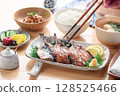 熱騰騰的日式早餐，包括乾竹莢魚、味醂和米飯 128525466