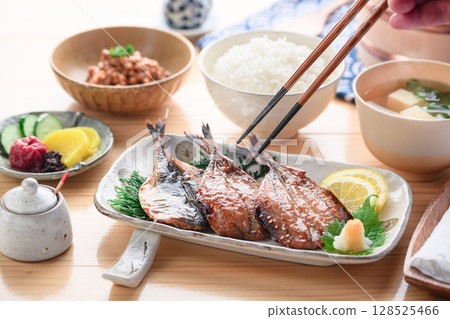 熱騰騰的日式早餐，包括乾竹莢魚、味醂和米飯 128525466