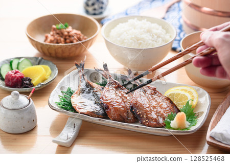 熱騰騰的日式早餐，包括乾竹莢魚、味醂和米飯 128525468