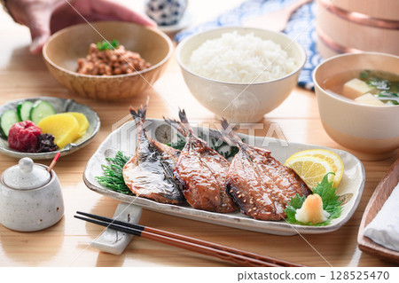 熱騰騰的日式早餐，包括乾竹莢魚、味醂和米飯 128525470