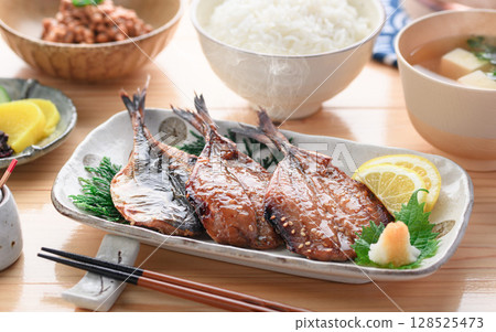 熱騰騰的日式早餐，包括乾竹莢魚、味醂和米飯 128525473
