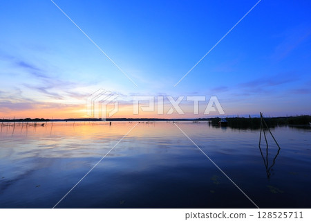 朝日反映在水面上 128525711