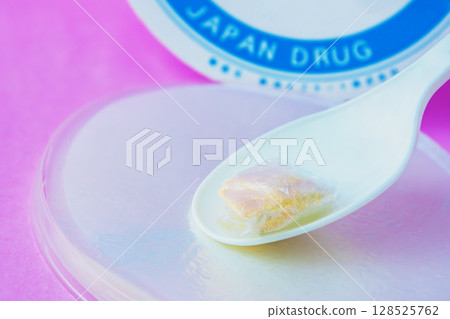 將藥粉包裹在扁圓形容器中，放在湯匙上 128525762