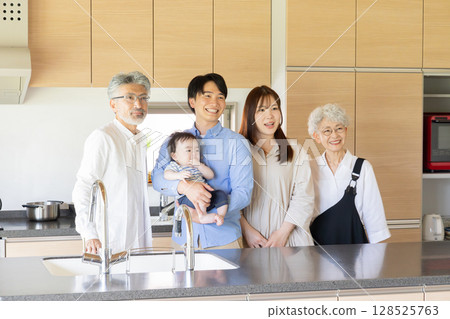 站立在廚房裡的三代家庭 128525763