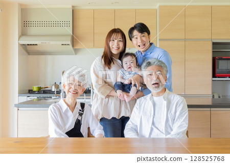 三代家庭圍著嬰兒微笑 128525768