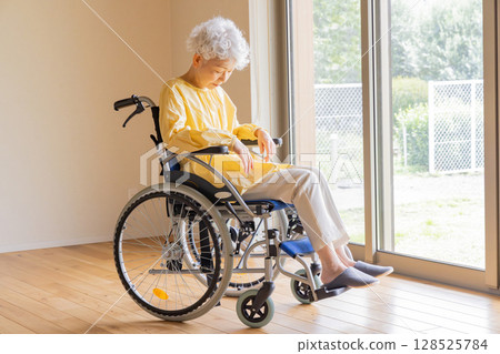 睡在輪椅上的老年婦女 128525784