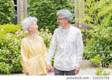 老年夫婦在度假村觀光 128525798
