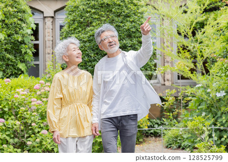 老年夫婦在度假村觀光 128525799