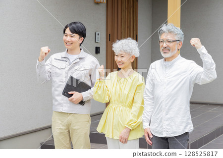 男工和老年夫婦在房子前大笑 128525817