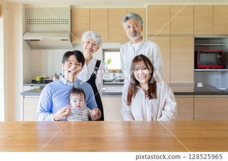 一家三代圍著寶寶的幸福合影 128525965