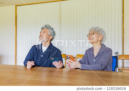 Smiling senior couple using a smartphone 128526016