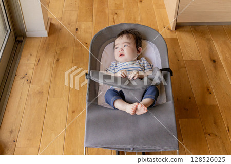 嬰兒睡在搖椅上 128526025