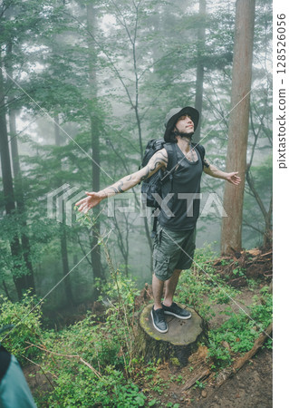 徒步旅行 森林 樹林 128526056