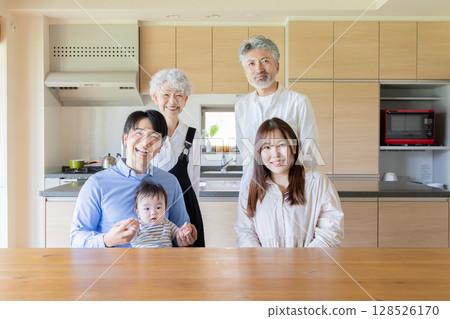 幸福的三代家庭合影 128526170