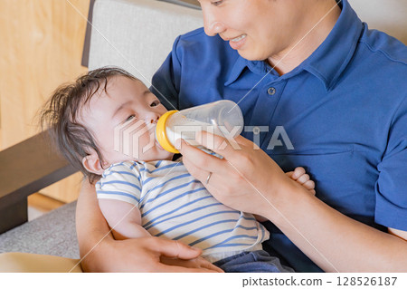 護士給嬰兒餵奶 128526187