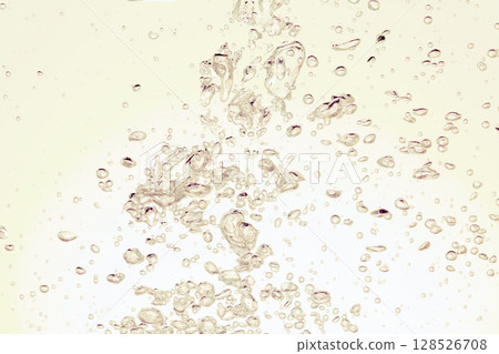 水面上漂浮著許多氣泡。 128526708