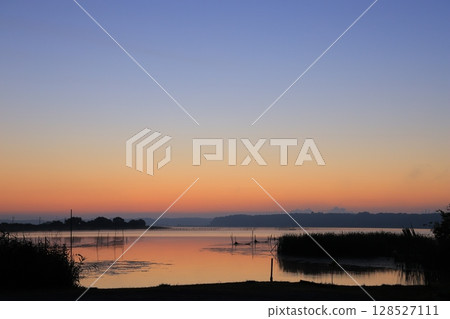 Morning glow reflected on the water surface 128527111