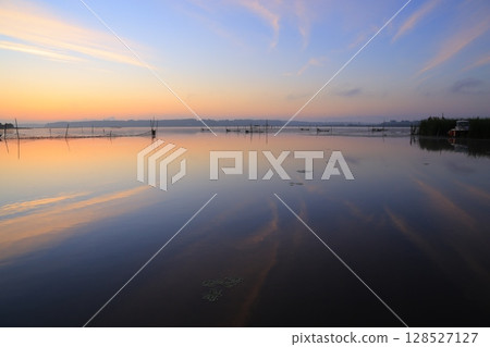 Morning glow reflected on the water surface Morning glow reflected on the water surface 128527127