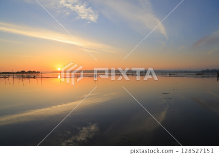 Morning glow reflected on the water surface 128527151