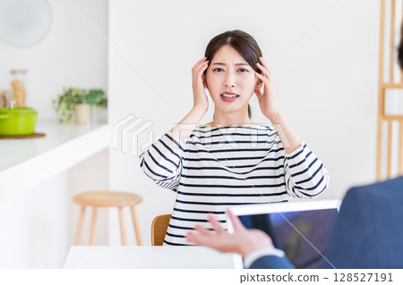 A housewife consulting with a financial planner. 128527191